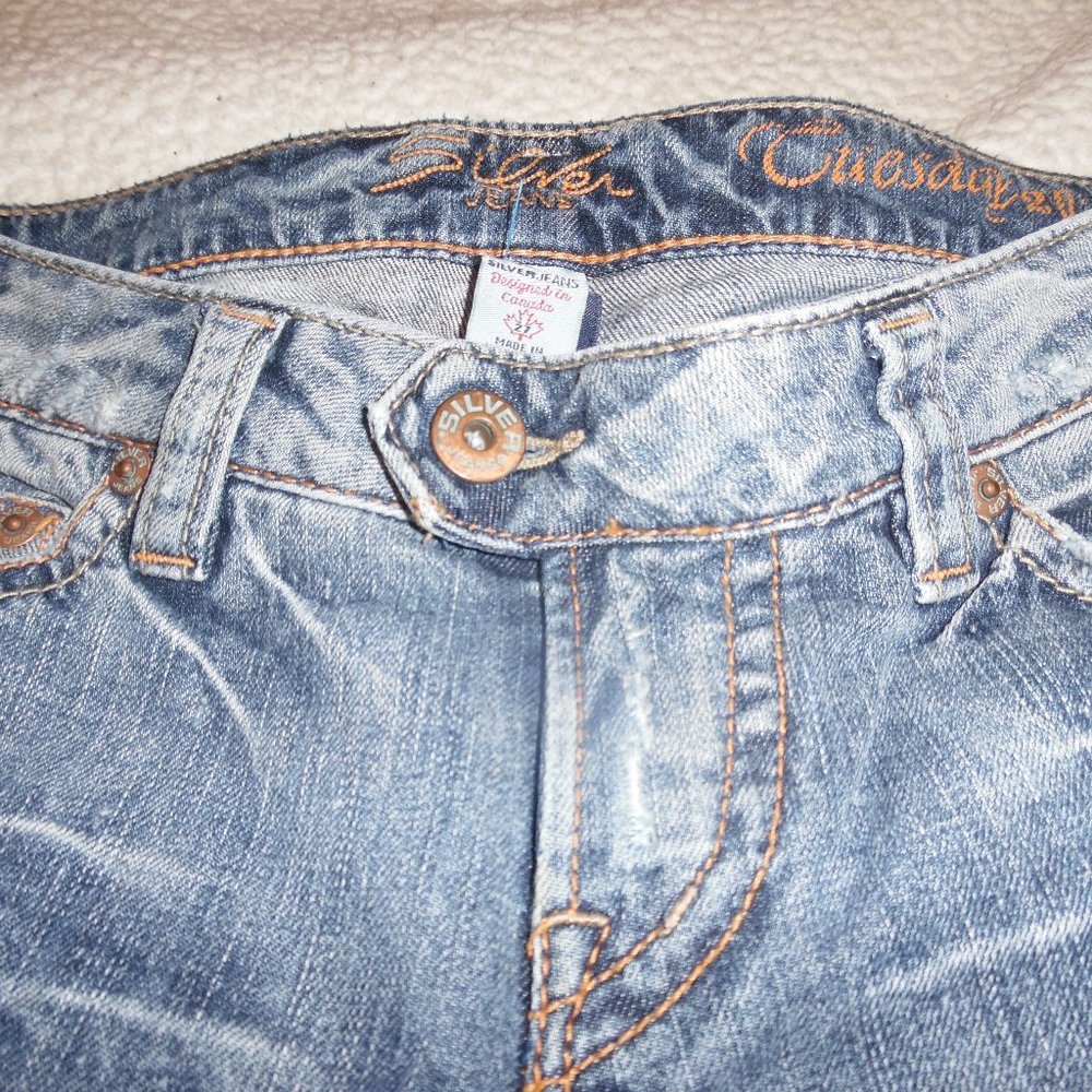 SILVER JEANS DISTRESSED. TUESDAY 20.  W-27   NICE